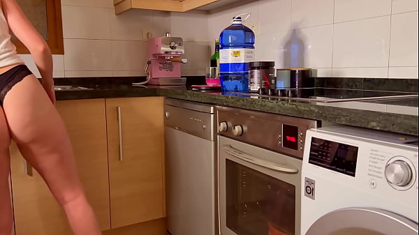 Image amiga de mi mujer se queda en casa el fin de semana y folla conmigo en la cocina , intentamos hacer silencio pero mi mujer lo escucha todo