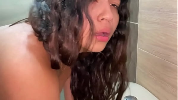 Image mi hermanastra me calienta en el ba&ntilde_o para que yo le de mi apretado co&ntilde_o