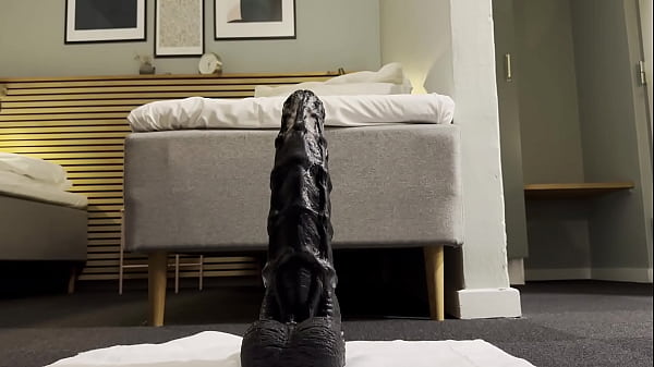 Image Ich vergn&uuml_ge mich im Hotel mit meinem risigen Dildo
