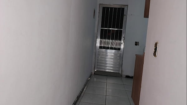Image Esposa vagabunda paga entregador com garganta profunda &aacute_spera marido corno assiste