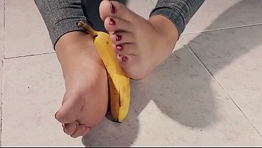 Image Aplastando una banana con mis pies y eyaculando