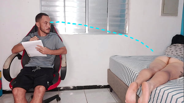Image Meia-irm&atilde_ excitada fica com a bunda exposta para provocar seu meio-irm&atilde_o