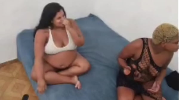 Image A gr&aacute_vida realizou o desejo de ser chupada por uma novinha e d&aacute_ o cu para o marido...