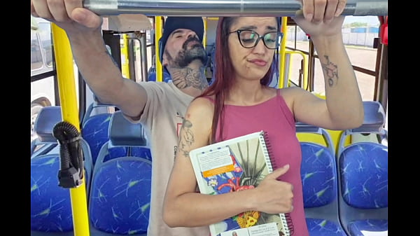 Image Estudande sendo encoxada por velho no onibus em publico!