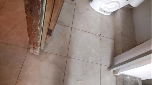 Image mi hermanastra morena se esta ba&ntilde_ando y yo la miro mientras se tocas sus nalgas y tetas