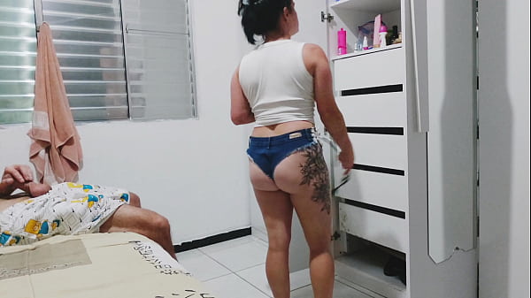 Image Amiga entrou no quarto com desculpa de emprestar escova mas queria era meu pau duro dentro dela