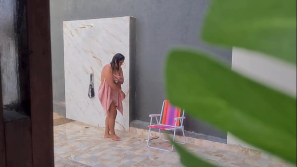 Image Flagrei minha vizinha gostosa tomando uma ducha no quintal depois de curtir uma praia