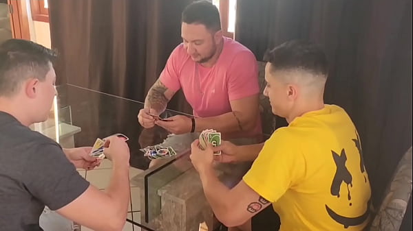Image Meu marido chamou alguns amigos para jogar cartas e eu dei um jeito de foder com os 3!! Completo no Red.