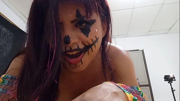 Image EL AFORTUNADO HERMANASTRO RECIBE A SU HERMANASTRA VESTIDA DE TRAJE EXOTICO EN HALLOWEEN, LUEGO ELLA LE PROPONE COSAS INDECENTES ANTES DE IR A LA FIESTA. PORNO REAL AGITADO Y CON GEMIDOS REALES. SEXO APASIONADO REAL