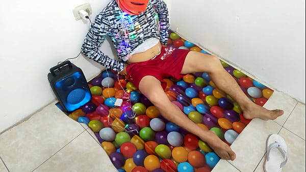 Image ADELANTANDO LAS FIESTAS DE NAVIDAD EN VENEZUELA!! VISITE A MI HIJASTRO, LE DIJE QUE ME PICABA LA VAGINA Y QUE ME URGIA QUE ALGIEN ME ACARICIE EL CLITORIS PARA CALMAR MI PICAZON. PORNO REAL CASERO. LA VIEJA GIME DELICIOSO
