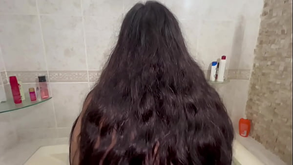 Image Peguei minha enteada nua no banheiro e ela me ofereceu a bucetinha no pelo e eu gozei dentro