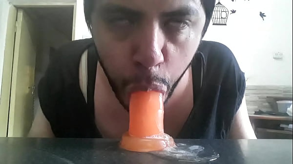 Image Chupando el juguete de mami 6