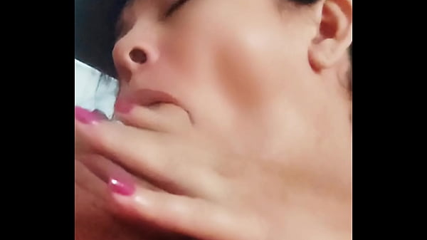 Image Ela mama sem parar o enteado, o marido da madrasta est&aacute_ no quarto descansando e ela tomando um leite quente