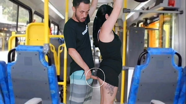 Image ABSURDO EM PUBLICO NO &Ocirc_NIBUS homem da esfrega o pau na morena ate gozar na sua bunda e vestido