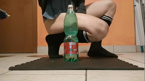 Image Very big bottle of 28 cm of circumference as much as I can in my ass!