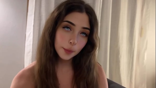 Image El amigo de mi novio me deja ver su polla depilada y se la chupo en secreto
