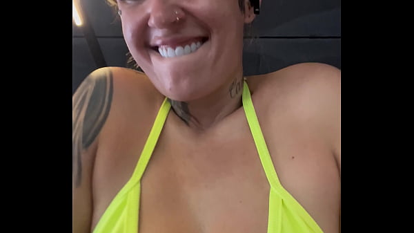 Image Fui treina de biquinho fil dental ! Na academia de frente da praia de Copacabana no RJ . Quase fui expulsa fiquei com tanto tes&atilde_o que fiquei toda babadinha na bucetinha !