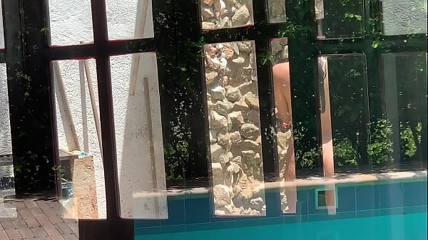 Image Espio a dos chicas ba&ntilde_andose y despues de que me descubren masturbandome me invitan a participar