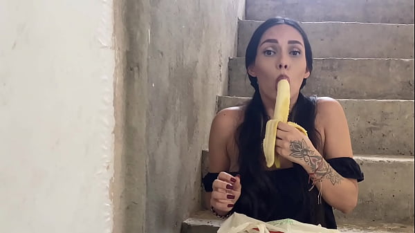 Image A MI VECINA LE GUSTA TANTO LA BANANA QUE AHORA TIENE GANAS DE LA MIA - PORNO EN ESPA&Ntilde_OL