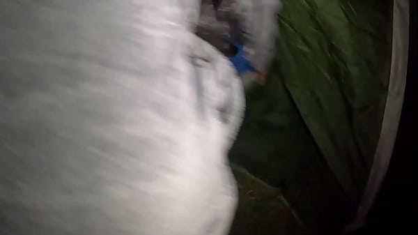 Image La invito a acampar y la follo sin cond&oacute_n debajo de su pijama