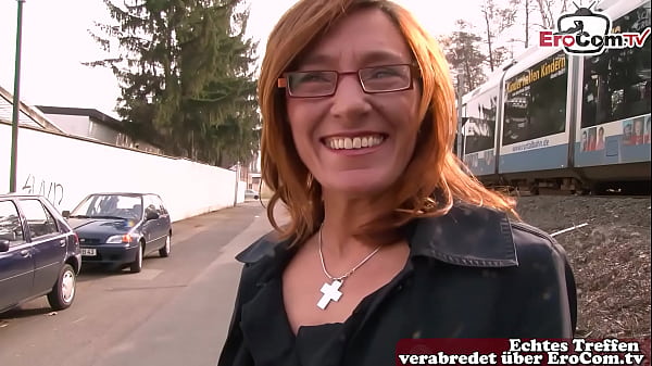 Image Deutsche alte Hausfrau angesprochen auf der Stra&szlig_e zum Sex Casting