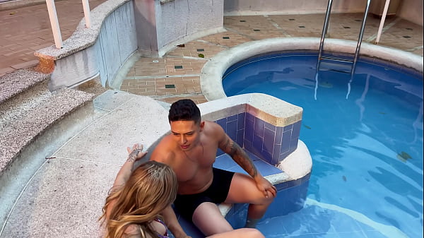 Image Follando con extra&ntilde_a en la piscina del hotel mientras su novio descansa en su habitaci&oacute_n