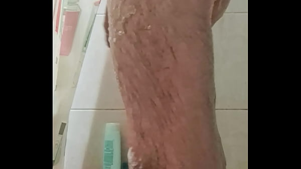 Image Me doy una ducha y me pongo cachondo tengo que hacerme una paja a esta gran polla asta correrme