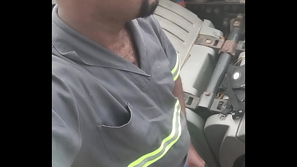 Image Parei o caminh&atilde_o pra dar uma mijando e subiu aquele cheiro de pika que deu at&eacute_ tes&atilde_o