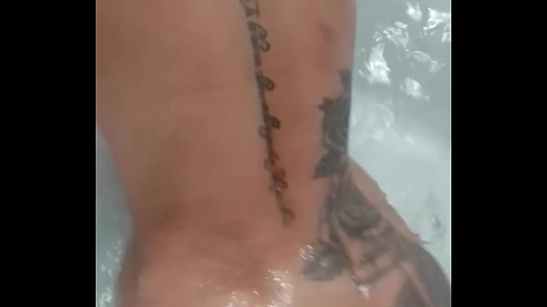 Image ACOMPANHANTE FAZ BOQUETE BEM BABADO E DEPOIS DA A BUCETA GOSTOSA NA HIDROMASSAGEM NO MOTEL
