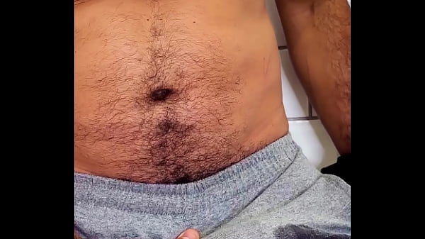 Image DROPBOY MIJANDO NO CAL&Ccedil_&Atilde_O E NA PR&Oacute_PRIA BOCA. PIG MAN