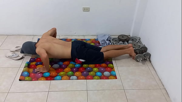 Image EL MACHO HACE SU RUTINA DE AEROBICOS ESPERANDO QUE LLEGUE A CASA SU HERMANASTRA PARA FOLLARLA. ELLA NO LLEGA Y EL HERMANASTRO SE TOCA SU PENE FLACIDO CON POCA ERECCION.