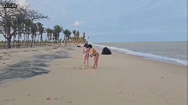Image DUAS GOROTAS LESBICAS BRICANDO NA PRAIA FORAM APANHADAS POR UM TURISTA E TIVERAM SEUS CUZINHOS FUDIDOS