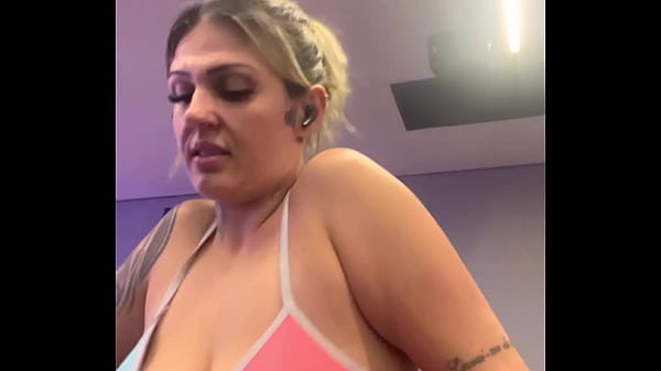 Image Treinando Academia louca de tes&atilde_o porque meu marido n&atilde_o me fode a 1 m&ecirc_s ! Tanto tes&atilde_o q escorria pelas perna os Maronba me olhando eu com vontade de dar !