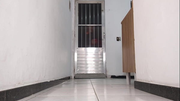Image esposa gostosa paga boquete e fode com entregador enquanto corno assiste de longe