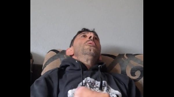 Image Me hago una paja en el sof&aacute_ mientras fumo yn cigarrillo y me corro