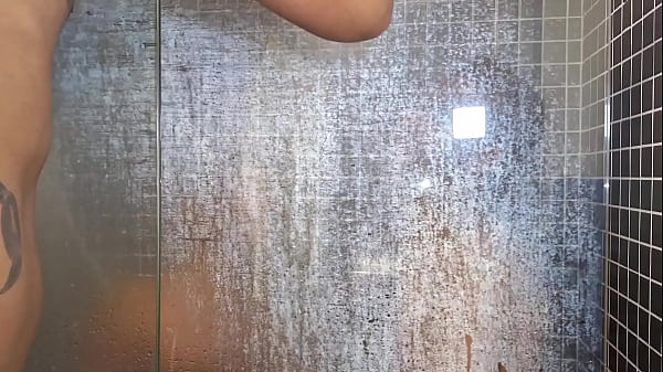Image Bastidores de uma cena porno , com o neg&atilde_o dotado 24 cm Jhon Black e o passivo safado Roninhoboysp. Cena bareback .