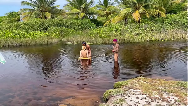 Image Fui na praia de nudismo com as gostosas fazer Putaria e gravei a porra toda