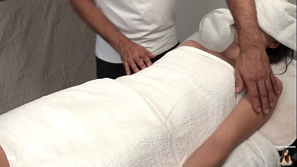 Image pervert masseur touched her innappropriately!!!