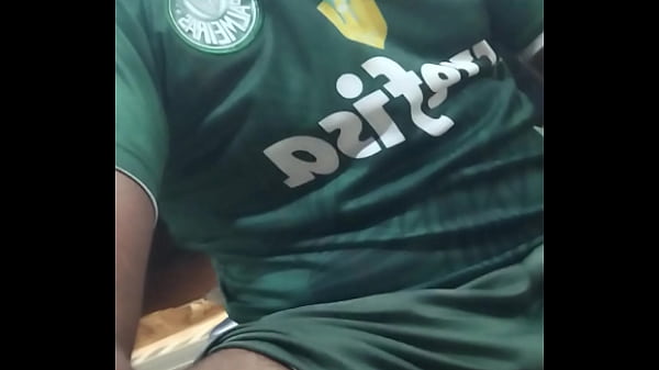 Image Voltando pra casa depois do futebol com os colegas do trampo, bateu um tes&atilde_o no ponto de &ocirc_nibus lembrando daqueles machos de bermuda sem camisa