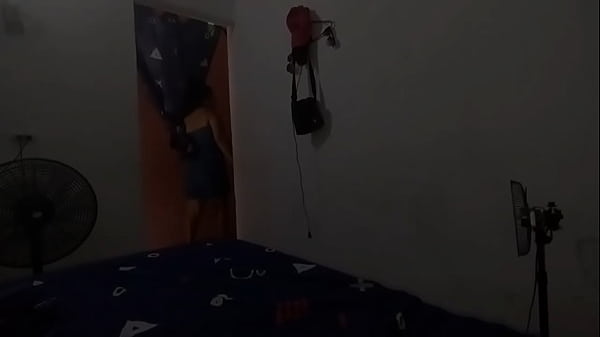 Image Padrastro pervertido observa el gran culo de su hijastra mientras hace videos y termina cogi&eacute_ndola muy rico