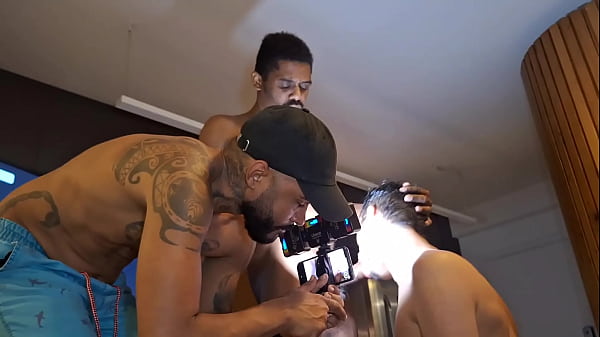 Image Bastidores de grava&ccedil_&atilde_o , Jhon Black fudendo o Roninhoboysp com seu pauz&atilde_o de 25 cm. Em breve cena completa