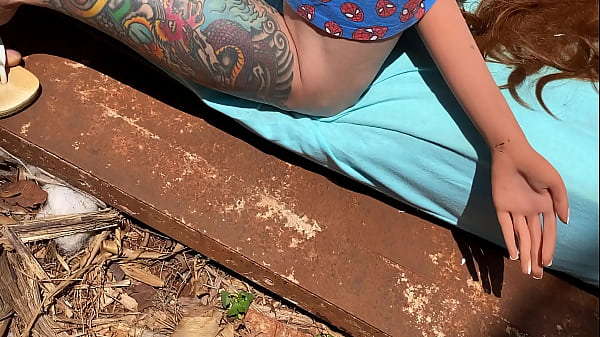 Image minha madrasta vem cansada do trabalho, soco o braso no cu dela ( sex toy )
