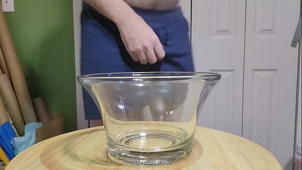 Image Jerking off in a bowl of piss