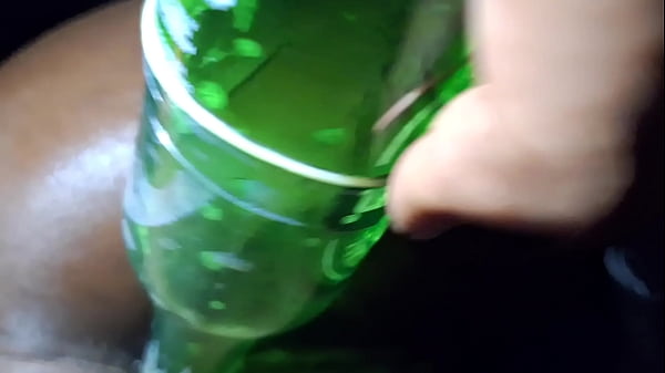 Image Enfiei a garrafa no cu e buceta da puta e o corno do lado