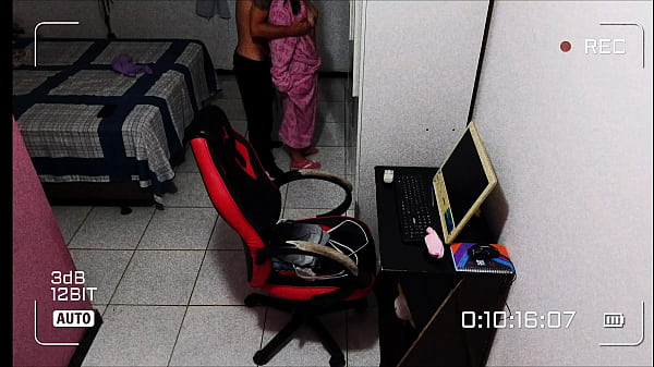 Image CASADA TRAINDO O MARIDO COM VIZINHO DA CASA AO LADO