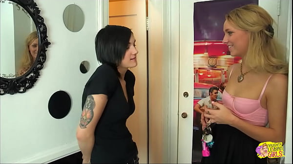 Image Goth girl Nikki Hearts makes Carmen Callaway take her huge strapon and cum hard