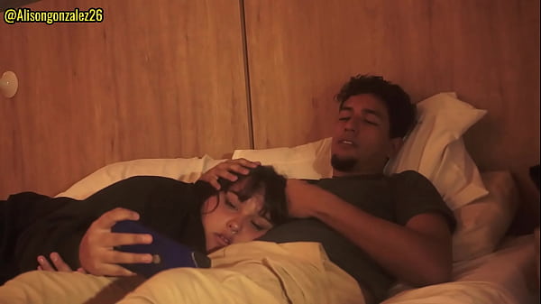 Image Tengo sue&ntilde_o hermanastro, dejame acostarme en tus piernas, pero no metas tu pene en mi boca por favor!!