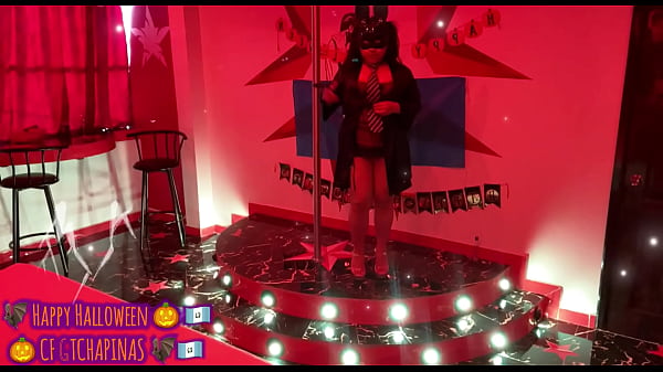 Image De conejita playboy les dice Happy Halloween en la pasarela su Chapina Bella