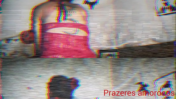 Image capiturei a dama de vermelho zumbi que esta na fome por sexo selvagem na noite de Halloween