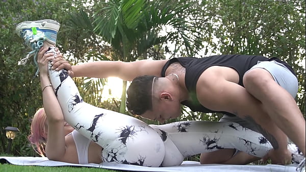 Image Entrenador se folla una ardiente rubia en una sesi&oacute_n de yoga